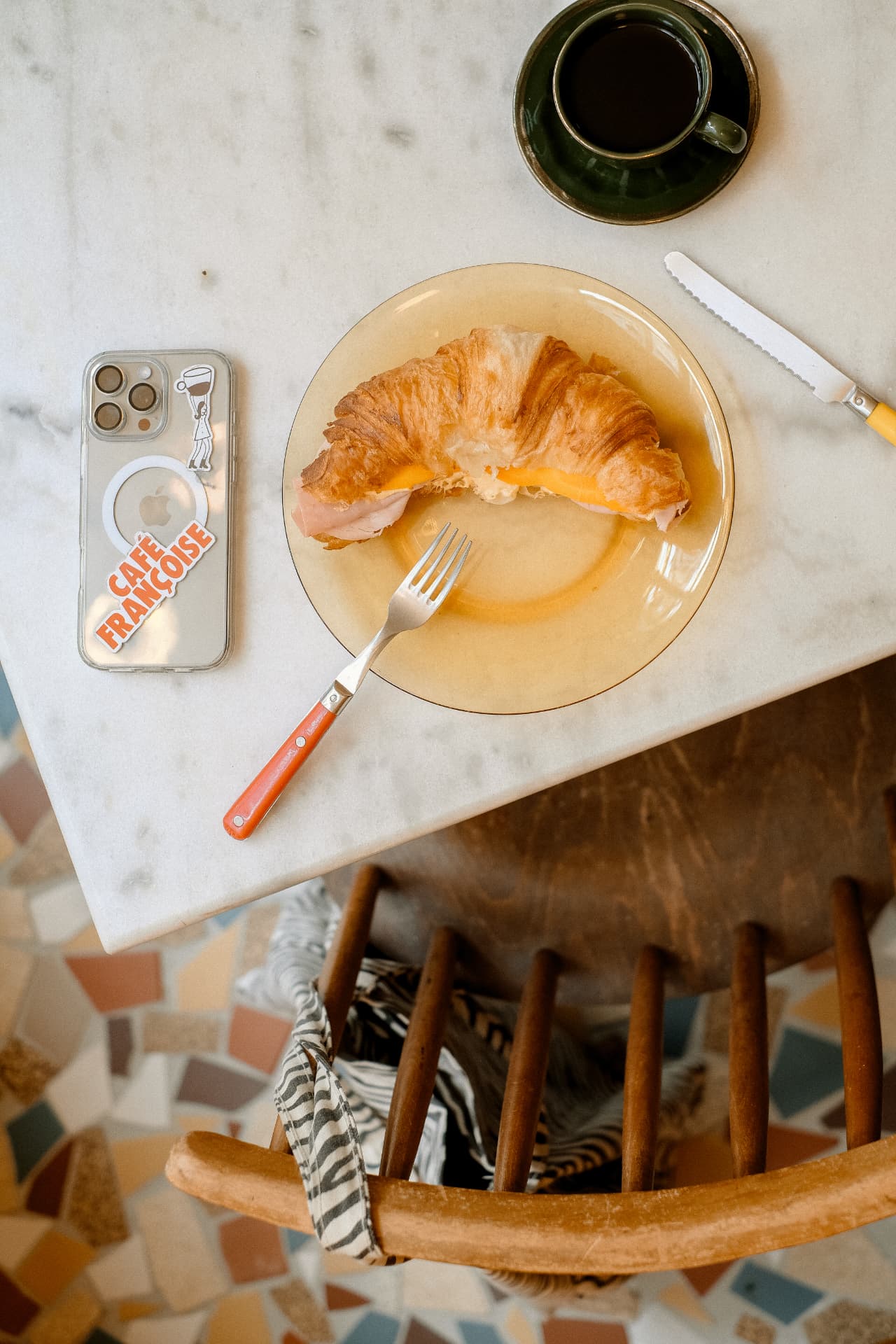 Croissant jambon-fromage et café servis sur table en marbre au Café Françoise